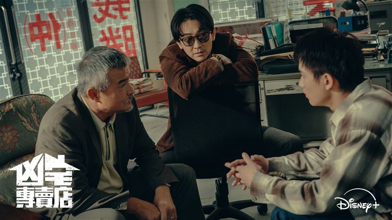 （左起）李銘順、施名帥、范少勳「義勝房屋」工作日常。（圖／Disney+提供）