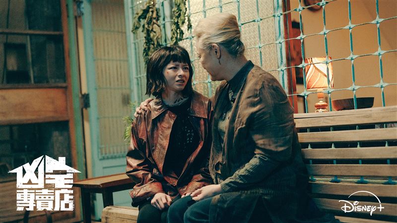 陳姸霏（左）與影后洪慧芳（右）有高強度情緒對手戲。（圖／Disney+提供）