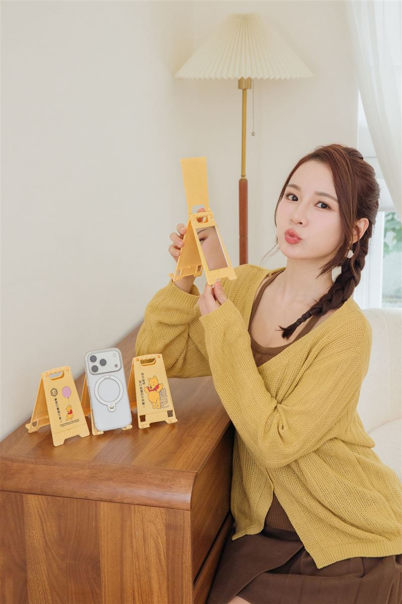 限量多功能手機鏡架(共4款，隨機)。（圖／品牌業者提供）