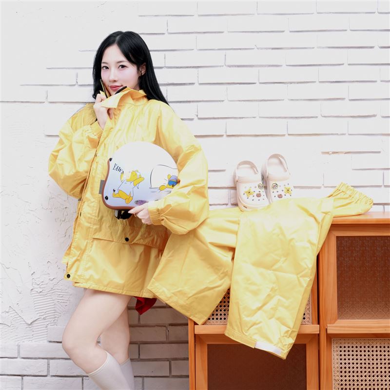 限量兩件式雨衣與安全帽。（圖／品牌業者提供）
