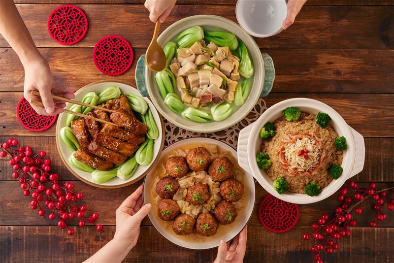 小份量年菜疊加組合成為大份量菜餚。（圖／品牌業者提供）