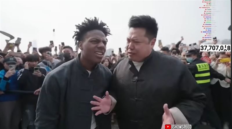 美國網紅「甲亢哥」到重慶旅遊，請瑞哥當導遊，吸引民眾圍觀搶拍。（圖／翻攝YT@IShowSpeed）