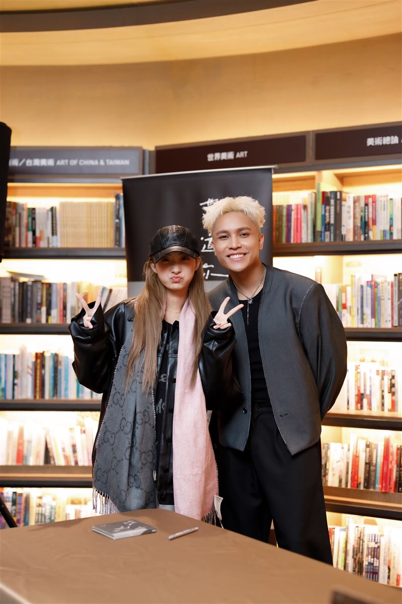 菲道爾來台舉辦簽售會，陳華（左）驚喜現身。（圖／群石國際提供）