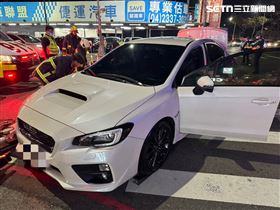 悚！駕駛右轉撞騎士　捲車底再輾命危救回（圖／翻攝畫面）