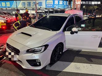 悚！駕駛右轉撞騎士　捲車底再輾命危救回