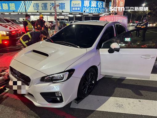 悚！駕駛右轉撞騎士　捲車底再輾命危救回