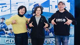 蔡英文（左2）強調，她相信，未來的台灣，會讓世界看到一個更堅定、更傑出、也更被記住的台灣。（圖／翻攝自蔡英文臉書）