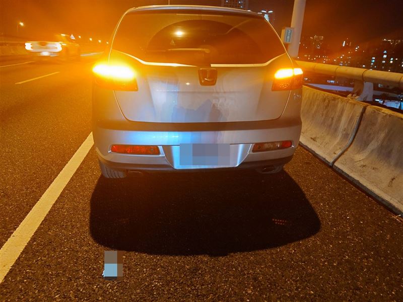 肇事車輛停在路肩，等候警方蒐證調查。（圖／翻攝畫面）