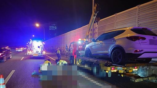 新／林口交流道男從拖吊車躍下遭輾畫面曝