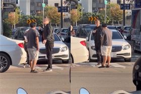 丟臉！美籍男拍違停　台中男地院前竟亮刀（圖／翻攝threads)