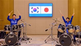 日本首相高市早苗（右）13日接待韓國總統李在明（左），兩人在領袖會談後即興同台打鼓。（圖取自x.com/Jaemyung_Lee）
