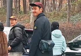 阮經天（中）帶著弟弟（左）去韓國找女友徐小姐，即使被粉絲撞見，也未閃躲鏡頭。（翻攝自小紅書）