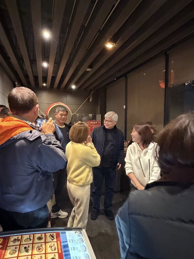 魏哲家低調在店內用餐，被客人認出後要求合影。（圖／翻攝自鴨片館臉書）