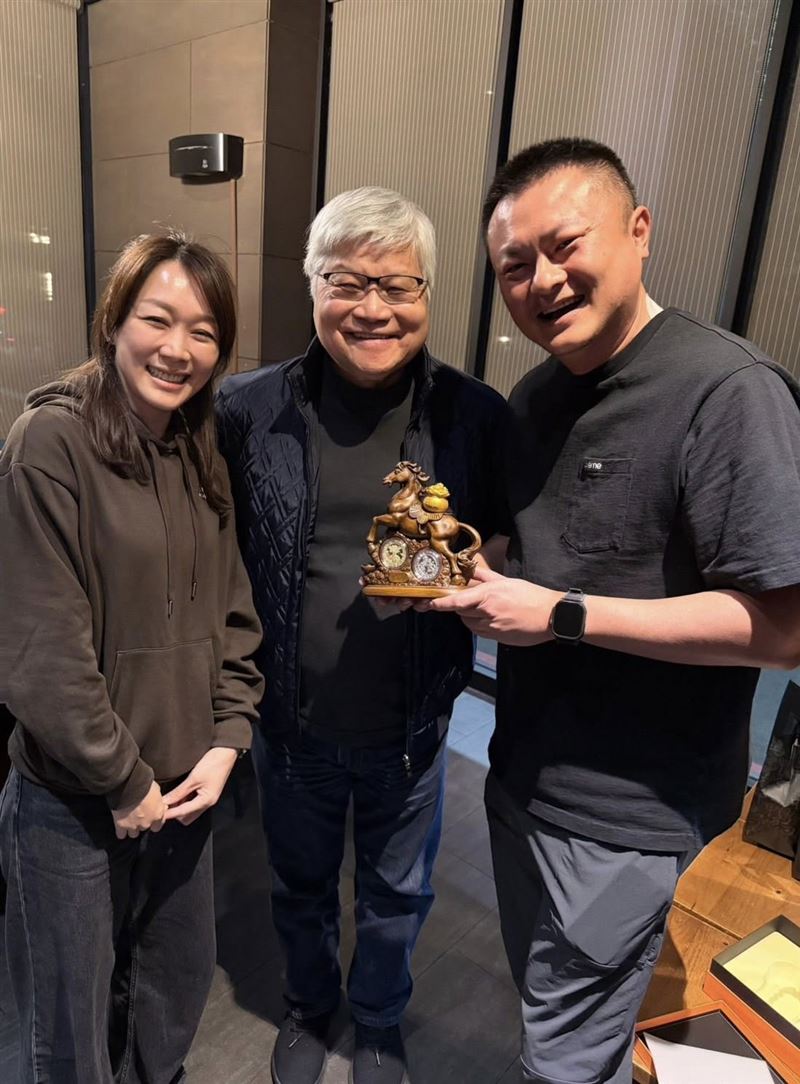 老闆送上南投紫南宮「馬年錢母」給魏哲家。（圖／翻攝自鴨片館臉書）