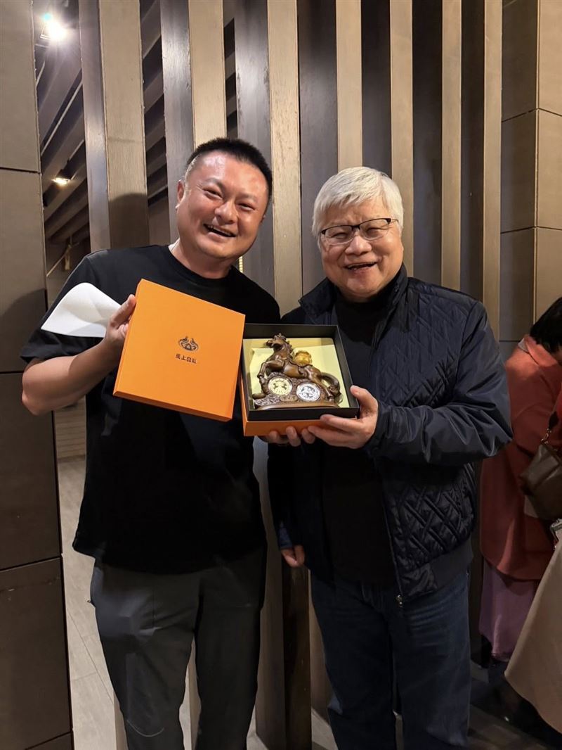 台積電總裁魏哲家12日晚間現身台中知名餐廳「鴨片館」用餐。（圖／翻攝自鴨片館臉書）