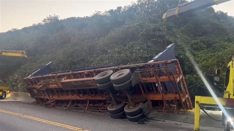 新北貢寮台2線86.7公里處，曳引車子車貨櫃翻覆路旁護欄。（圖／翻攝畫面）