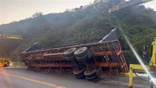 貢寮台2線車禍！曳引車貨櫃翻覆路邊護欄