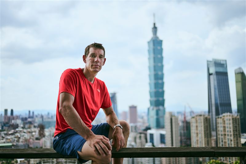 艾力克斯霍諾德（Alex Honnold）將挑戰徒手攀登台北101外牆，，過程將在Netflix特別直播節目《赤手獨攀台北101：直播》播出。（圖／翻攝自Netflix）
