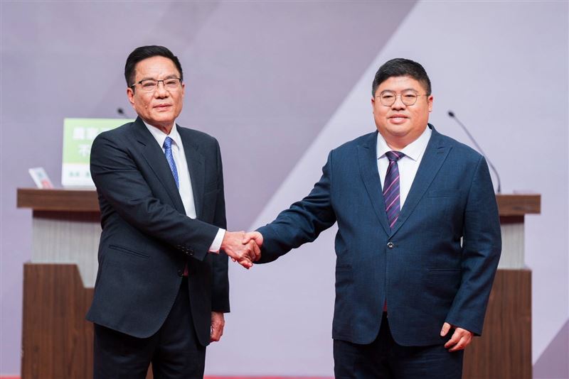 民進黨嘉義縣長提名政見會民進黨嘉義縣議員黃榮利（左）、民進黨立委蔡易餘（右）。（圖／民進黨提供）