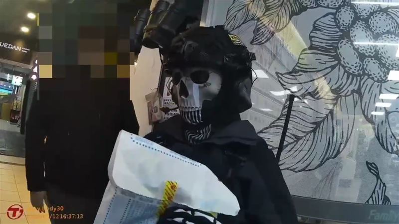 警方盤查打扮怪異廖姓女子。（圖／警方提供）