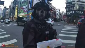 警方盤查打扮怪異廖姓女子。（圖／警方提供）
