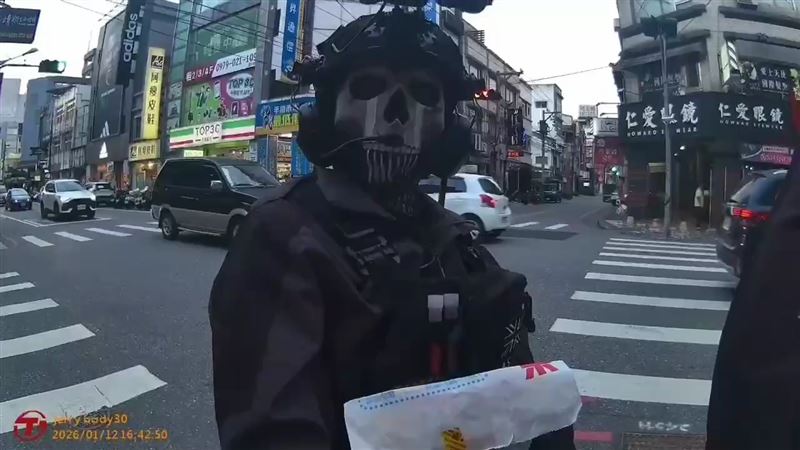 決戰時刻「幽靈」現蹤　女上街頭試裝慘了