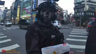 決戰時刻「幽靈」現蹤　女上街頭試裝慘了