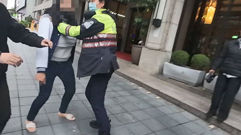女子情緒激動，獲報趕到的警方上前安撫。（圖／翻攝自余信憲臉書）