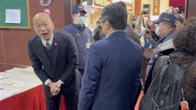 聽到賴瑞隆「邀泰勒絲開唱」、柯志恩「與新潮流決戰」的提問，韓國瑜僅表示「好、好」。（圖／翻攝畫面）