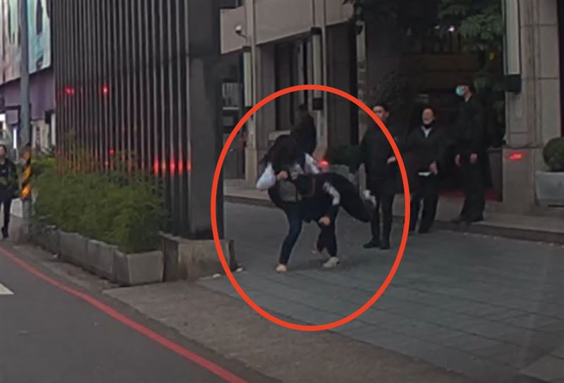 女子和同性伴侶吵架，傷害女童後又將伴侶過肩摔。（圖／翻攝畫面）