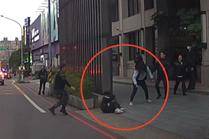 桃園,吵架,鎖喉,女童（圖／翻攝畫面）