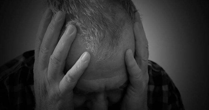 「語言退化」可能早於記憶衰退出現，醫師提醒可從日常對話觀察阿茲海默症早期徵兆。（示意圖／Pixabay）