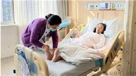 59歲的鄒女士在張家港市第一人民醫院剖腹產下一名健康男嬰，刷新當地高齡生產紀錄。（圖／翻攝自都市快報橙柿互動，下同）