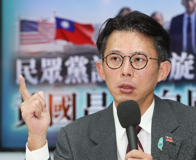 民眾黨主席黃國昌14日在中央黨部舉行記者會，說明訪美成果並回應媒體提問。（圖／中央社）