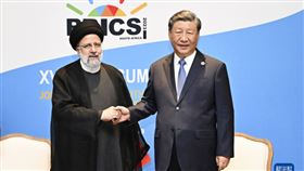 習近平與伊朗前總統萊西2023年8月在南非約翰尼斯堡舉行的第15次金磚峰會時會面。（圖／翻攝畫面）