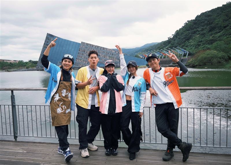 王仁甫(左起)、許孟哲、峮峮、蔡黃汝、孫協志。(圖／電視台提供)