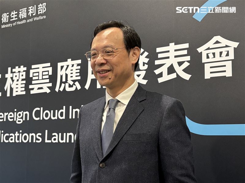 石崇良今日受訪時回應，「住院整合照護計畫」截至去年約提供5000床服務，今年目標擴大到3萬床。（圖／記者蔣季容攝影）