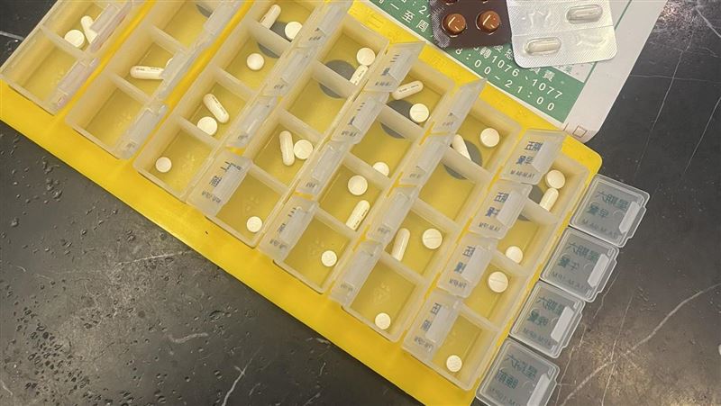 顧婕曬整排藥。（圖／翻攝自顧婕臉書）