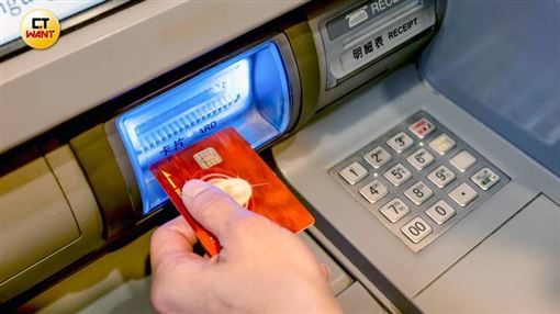 戴安全帽領錢ATM會嗶嗶叫　金管會回應了