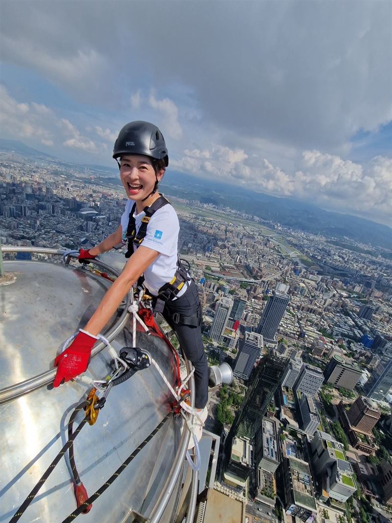 台北101董事長賈永婕挑戰登頂。(圖/翻攝自臉書)