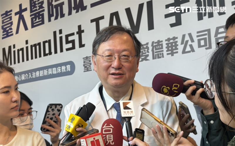 台大院長余忠仁支持開放外籍照護員、外籍護佐進醫院。（圖／記者蔣季容攝影）