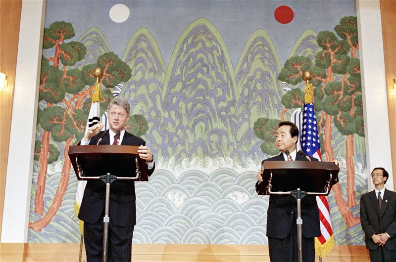 南韓前總統金泳三與美國前總統柯林頓在首爾會面。（圖／美聯社／達志影像）