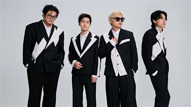 冰球樂團首唱北流　台上「搬出法拉利」