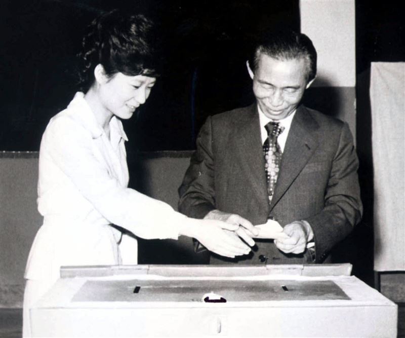 南韓前總統朴正熙與女兒朴槿惠。（圖／美聯社／達志影像）