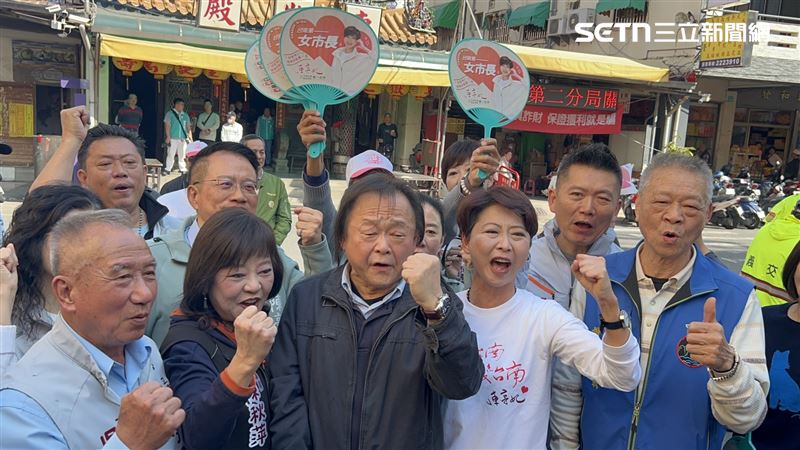 扶龍王又來了！王世堅2度陪陳亭妃掃街：政治路走27年，邁向年底大勝利。（圖／陳亭妃競選團隊提供）