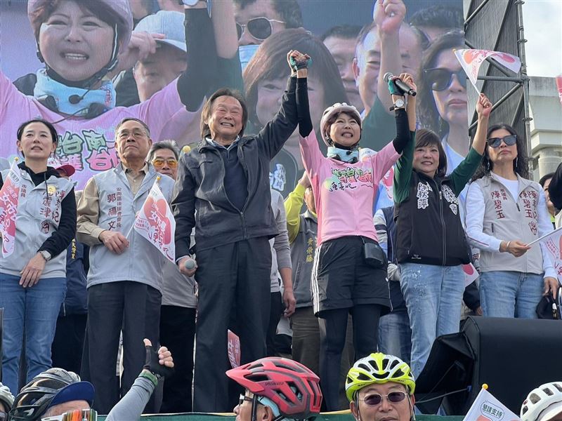 王世堅日前已南下力挺陳亭妃，今（14）日又再次陪同掃街。（圖／翻攝陳亭妃臉書）