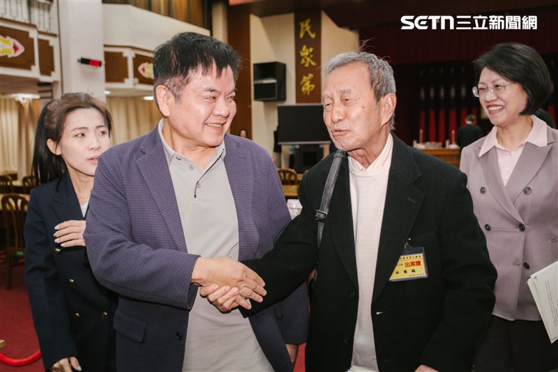 林騰鷂與莊瑞雄會後在眾人見證下握手和解。（圖／記者楊士誼攝影）