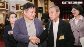 林騰鷂與莊瑞雄會後在眾人見證下握手和解。（圖／記者楊士誼攝影）