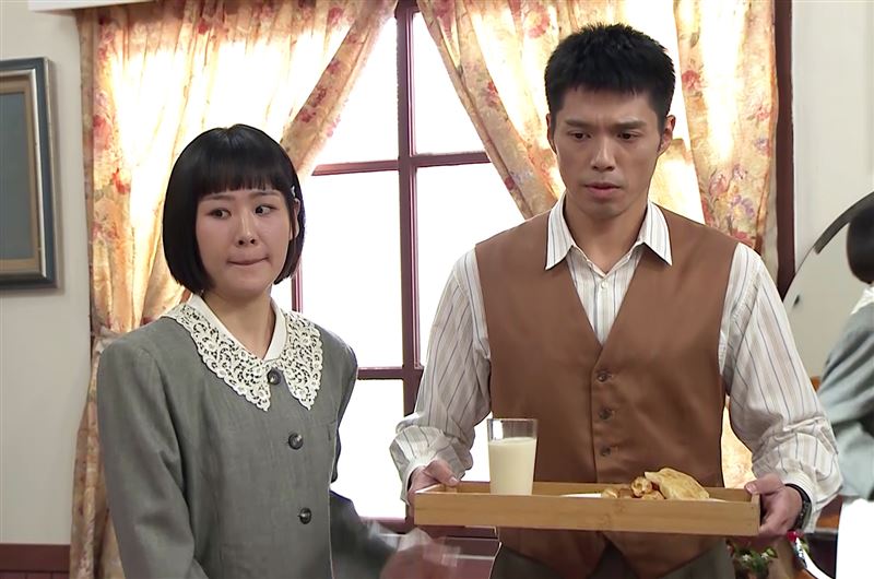 何宜珊（左）拉著王盈凱替婆婆送早餐。（圖／台視提供）