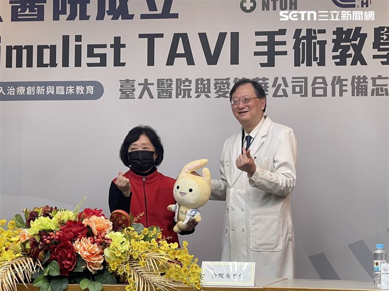 台大醫院成功導入並優化「極簡式經導管主動脈瓣膜置換術」照護流程，院長余忠仁（右）與病友王小姐（左）合影。（圖／記者蔣季容攝影）